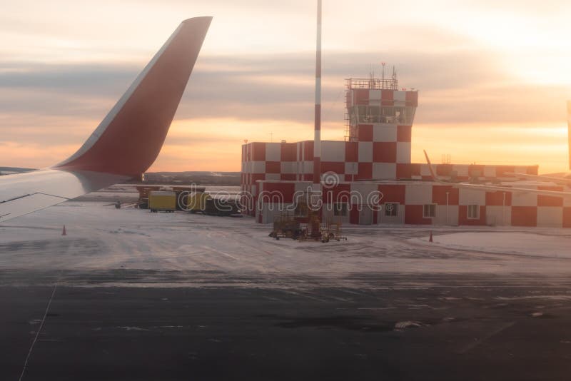 where in relation to the airfield is the airport beacon located for sioux city (sux) airport? where in relation to the airfield is the airport beacon located for sioux city (sux) airport?