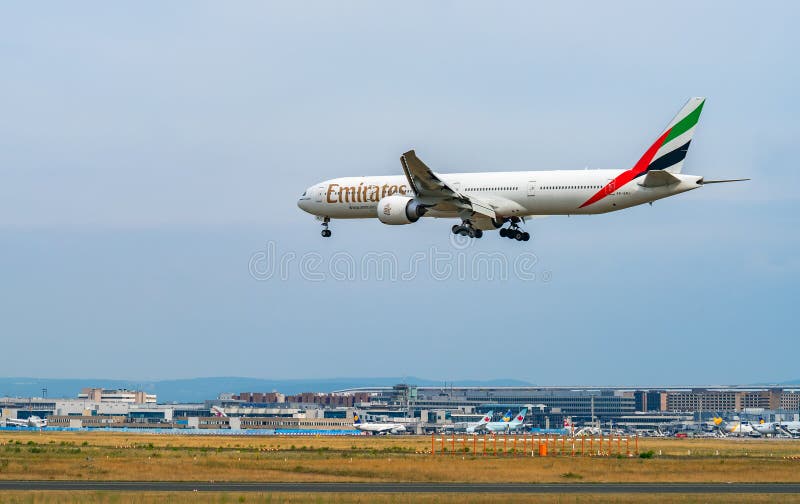 AIRPORT FRANCOFORTE, GERMANIA: 23 GIUGNO 2017: Boeing 777-300ER Emira immagini stock AIRPORT FRANCOFORTE, GERMANIA: 23 GIUGNO 2017: Boeing 777-300ER Emira immagini stock