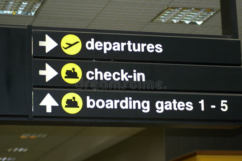 Un cartello bianco con testo bianco in piccole lettere (partenze, check-in e gate di imbarco 1 a 5) e piccolo giallo tutto le immagini per dare e mostrare la direzione dell'aeroporto all'interno.