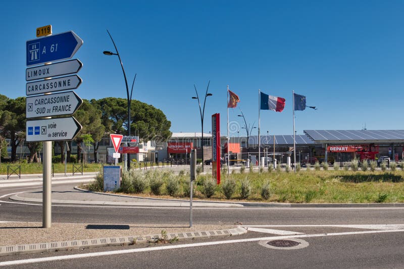 Free,parking,for,15,minutes,kiss and fly,quick,passenger,pick up,at,  Carcassonne,Airport,Aude,region,South,of,France,French,Europe,European  Stock Photo - Alamy