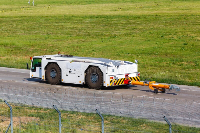 airport-tug-tractor-37847478.jpg