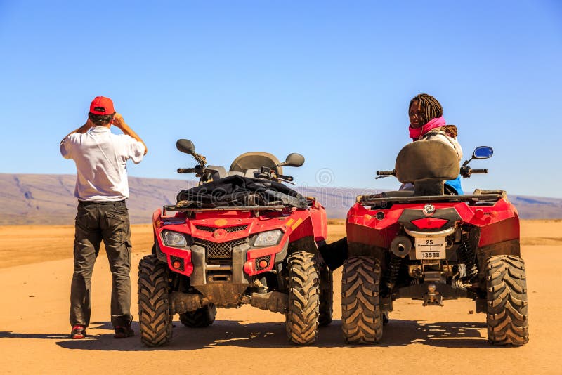 Ait Saoun, Marruecos - 22 de febrero de 2016: Pares que se sientan en coche con errores en desierto fotos de archivo Ait Saoun, Marruecos - 22 de febrero de 2016: Pares que se sientan en coche con errores en desierto fotos de archivo