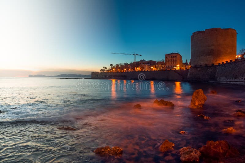 Ajardine do crepúsculo à noite da cidade de Alghero, Sardinia TIF fotografia de stock Ajardine do crepúsculo à noite da cidade de Alghero, Sardinia TIF fotografia de stock