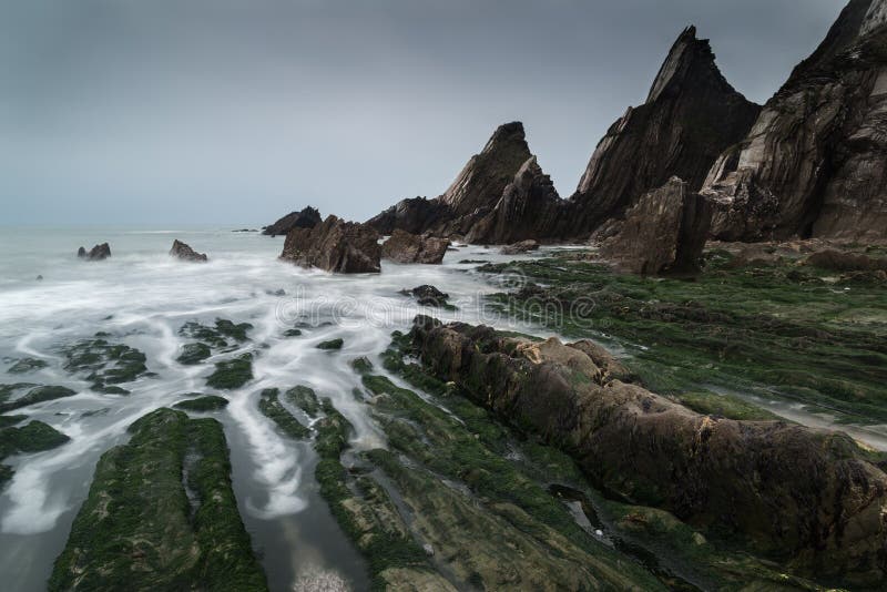 Ajardine el paisaje marino de rocas dentadas y rugosas en la costa costa con