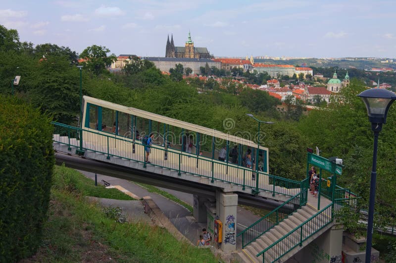 Ajardine a foto do castelo de Praga com Saint Vitus Cathedral View da estação do bonde do teleférico do monte de Petrin no dia en imagem de stock royalty free Ajardine a foto do castelo de Praga com Saint Vitus Cathedral View da estação do bonde do teleférico do monte de Petrin no dia en imagem de stock royalty free
