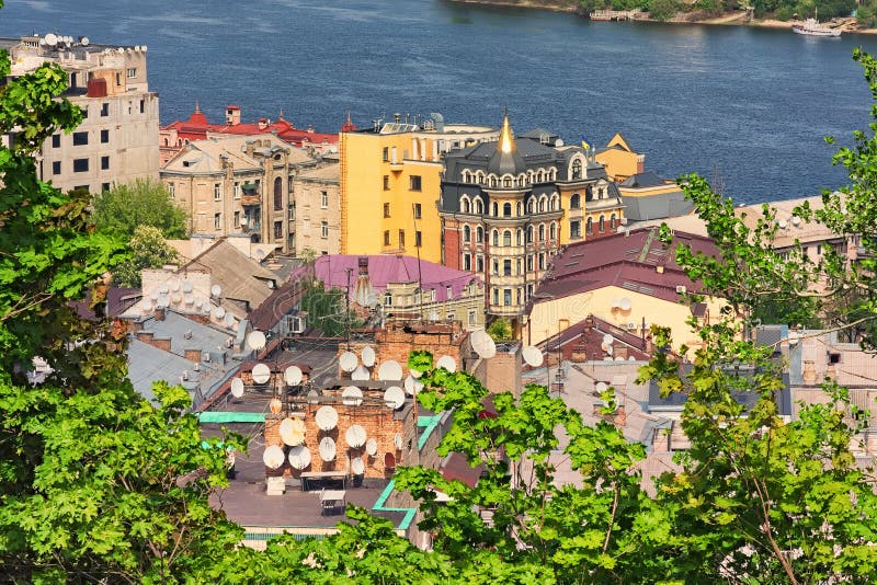 Ajardine la fotografía de Kyiv’s muchos tejados con las antenas parabólicas imagen de archivo libre de regalías Ajardine la fotografía de Kyiv’s muchos tejados con las antenas parabólicas imagen de archivo libre de regalías