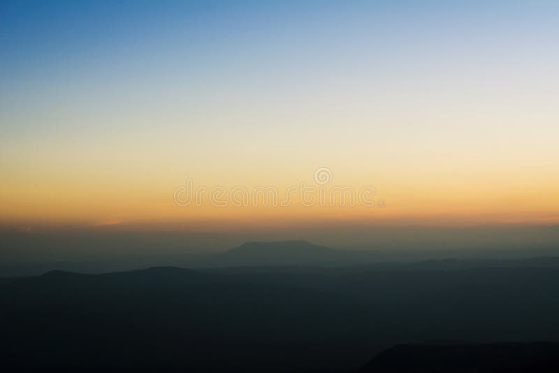 Ajardine a montanha bonita com nascer do sol na manhã, parque nacional de Phu Kradueng, Loei imagens de stock Ajardine a montanha bonita com nascer do sol na manhã, parque nacional de Phu Kradueng, Loei imagens de stock
