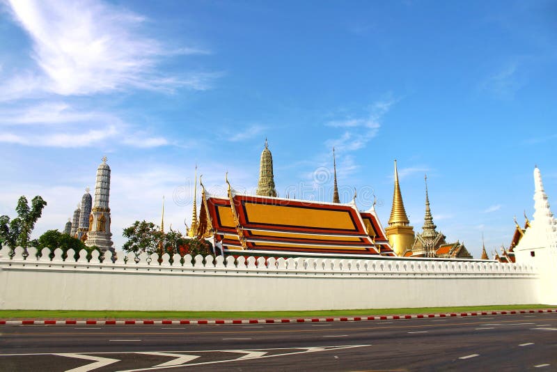 Ajardine nuvens de Wat Phra Kaew Bangkok Thailand e o tempo de manhã bonito do céu fotografia de stock Ajardine nuvens de Wat Phra Kaew Bangkok Thailand e o tempo de manhã bonito do céu fotografia de stock