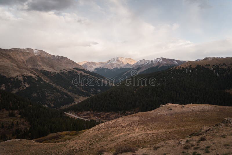 Ajardine, opinião do por do sol na passagem da independência perto de Aspen, Colorado imagem de stock royalty free Ajardine, opinião do por do sol na passagem da independência perto de Aspen, Colorado imagem de stock royalty free