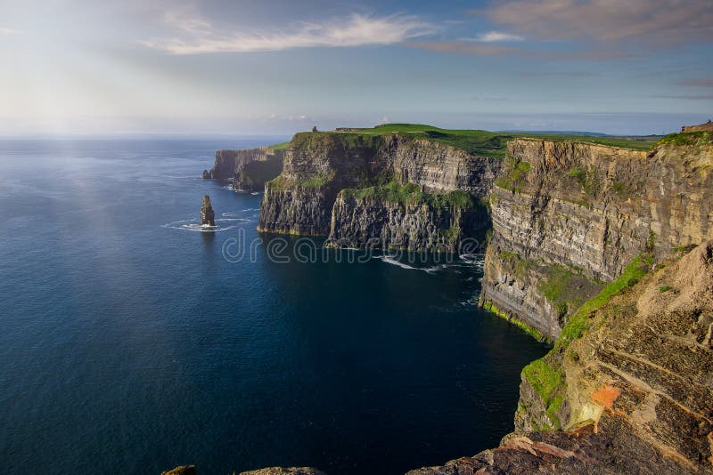 Ajardine a vista dos penhascos de Moher com o céu do dia claro Cla do condado imagem de stock royalty free Ajardine a vista dos penhascos de Moher com o céu do dia claro Cla do condado imagem de stock royalty free