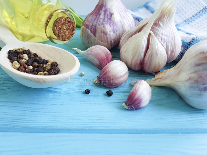 Ajo, pimienta negra, madera rustictable de aderezo del azul del aromaticon de la nutrición del aceite foto de archivo Ajo, pimienta negra, madera rustictable de aderezo del azul del aromaticon de la nutrición del aceite foto de archivo