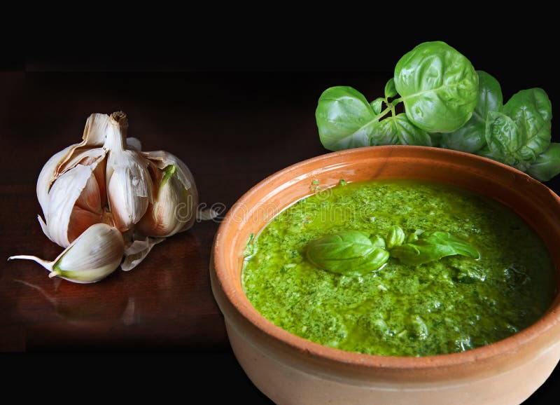 Ajo y pesto de la albahaca fotos de archivo libres de regalías Ajo y pesto de la albahaca fotos de archivo libres de regalías