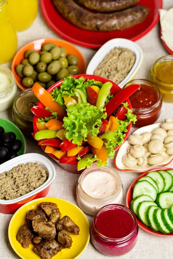 Ajournez l'arrangement pour un pique-nique d'été - des légumes et des champignons, ol image stock Ajournez l'arrangement pour un pique-nique d'été - des légumes et des champignons, ol image stock