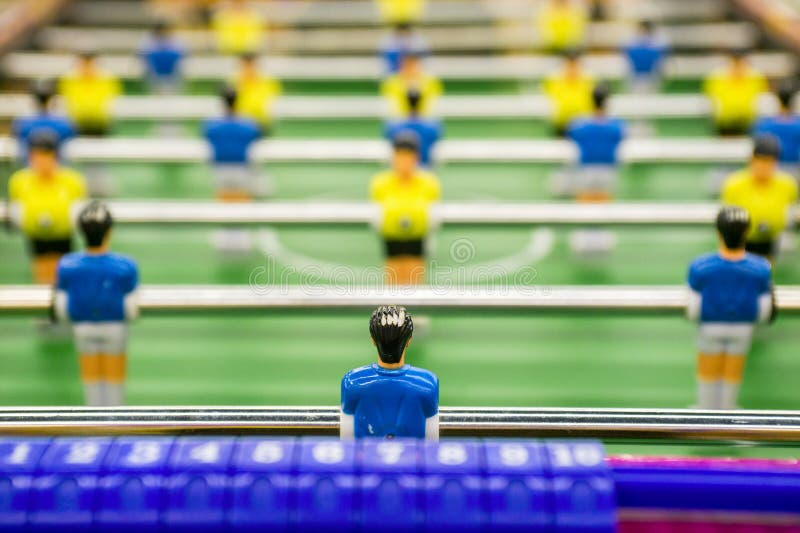 Ajournez la partie de football, table du football avec les joueurs jaunes et bleus Jeu de table du football avec les joueurs jaun photo stock Ajournez la partie de football, table du football avec les joueurs jaunes et bleus Jeu de table du football avec les joueurs jaun photo stock