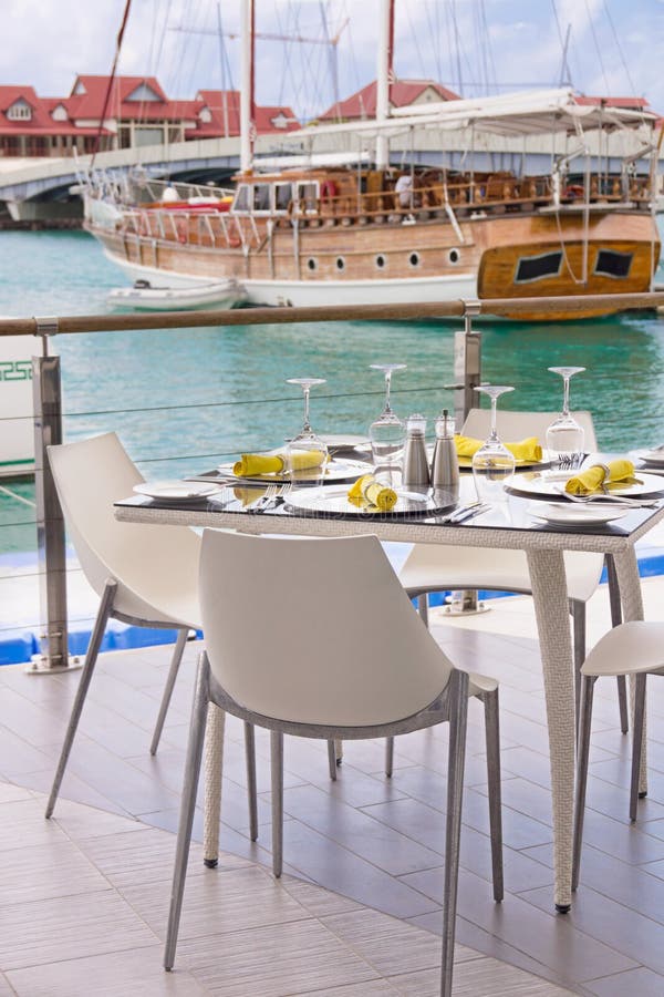 Ajournez les configurations au restaurant sur le bord de la mer de l'île photos libres de droits Ajournez les configurations au restaurant sur le bord de la mer de l'île photos libres de droits