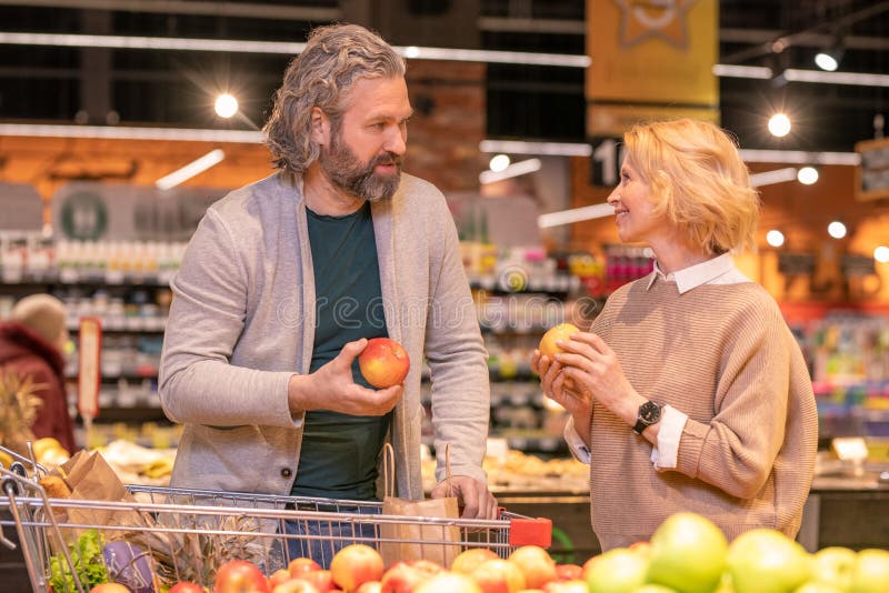 Ajouter au panier mûrs pour discuter des sortes de pommes dans le supermarché
