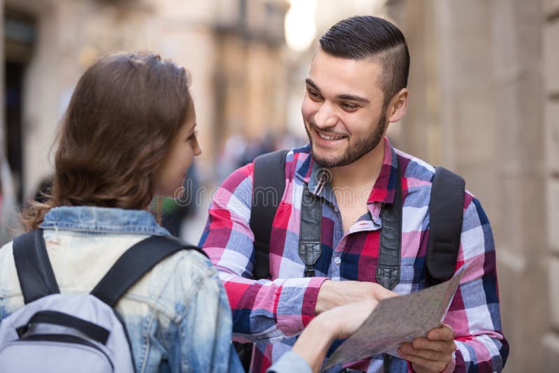 Ajouter de touristes à la carte dans la ville photo stock Ajouter de touristes à la carte dans la ville photo stock