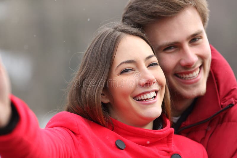 Ajouter heureux au sourire parfait prenant des selfies photo stock Ajouter heureux au sourire parfait prenant des selfies photo stock