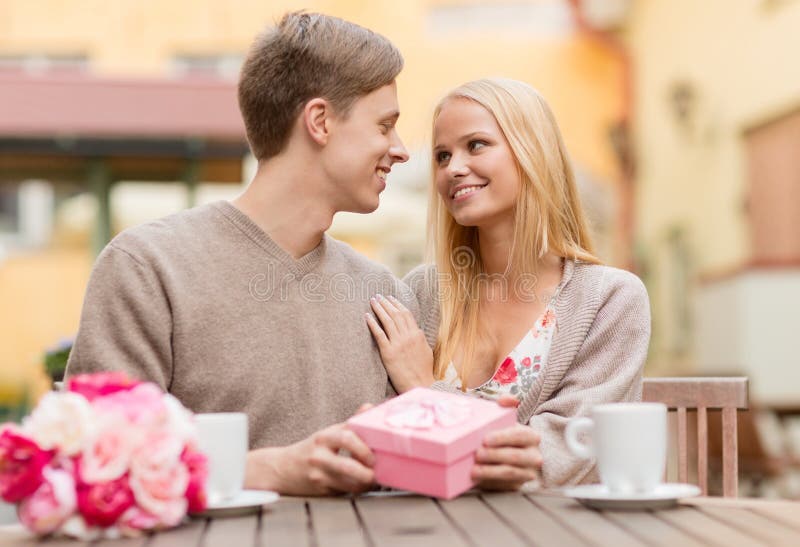 DIY Emballage Cadeau Pour La Saint-Valentin Cadeau De Papier D'emballage Et  Timbre De Pomme De Terre Sous Forme De Coeur Et Peint Image stock - Image  du cadeau, gosse: 134445151