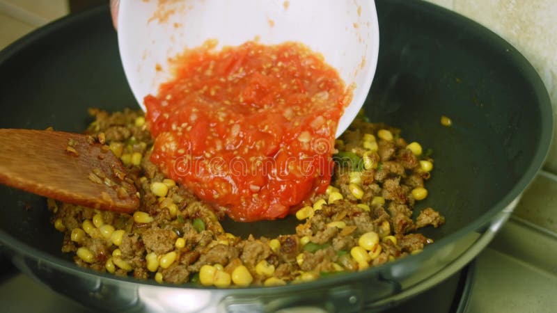 Ajouter la sauce salsa aux ingrédients du chorizo. faire frire tout dans une poêle banque de vidéos