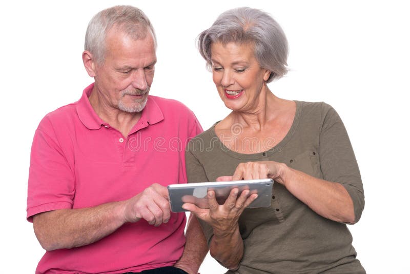 Couple de seniors avec une tablette images libres de droits