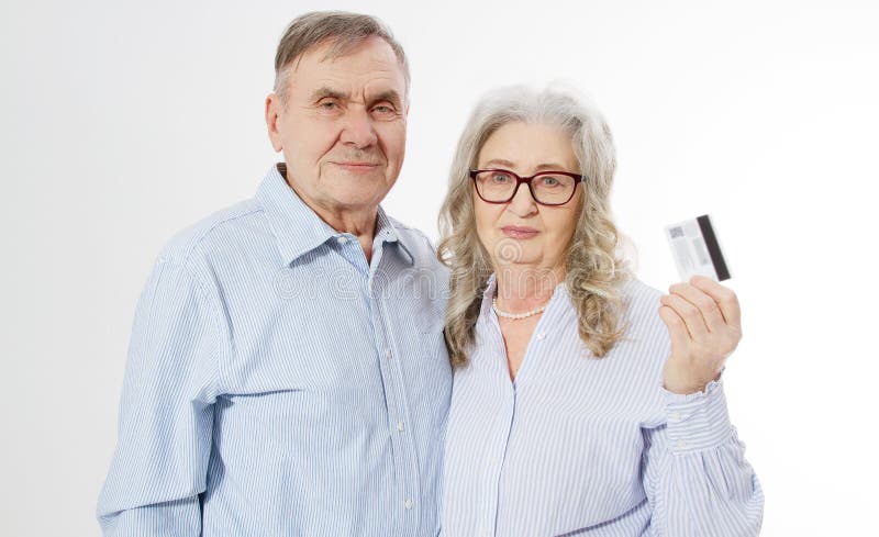 Ajouter supérieurs heureux de famille au paiement par carte de crédit d'isolement sur le fond blanc Fin vers le haut de femme et photo libre de droits Ajouter supérieurs heureux de famille au paiement par carte de crédit d'isolement sur le fond blanc Fin vers le haut de femme et photo libre de droits