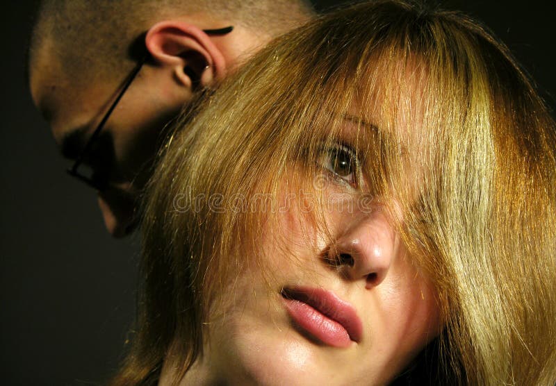 Ajouter tristes à la jeune fille et au garçon images stock Ajouter tristes à la jeune fille et au garçon images stock