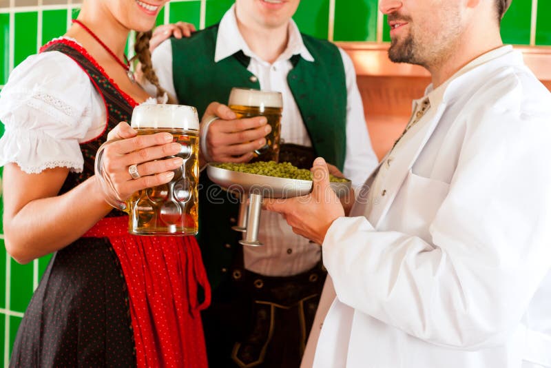 Ajouter à la bière et à leur brasseur dans la brasserie photos libres de droits Ajouter à la bière et à leur brasseur dans la brasserie photos libres de droits