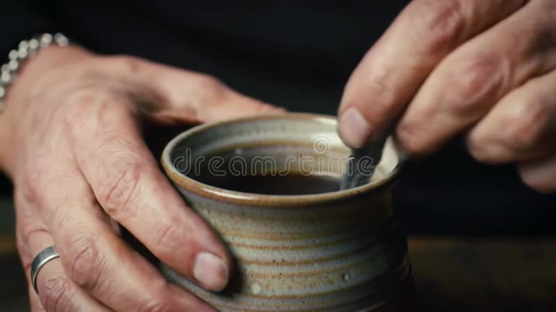 Ajouter À La Main Des Terrains De Café illustration libre de droits