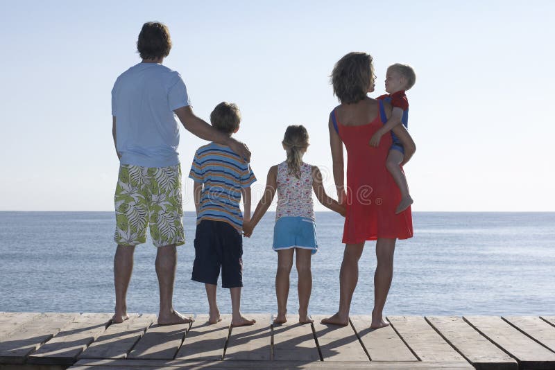 Ajouter à trois enfants se tenant sur la jetée photos libres de droits Ajouter à trois enfants se tenant sur la jetée photos libres de droits