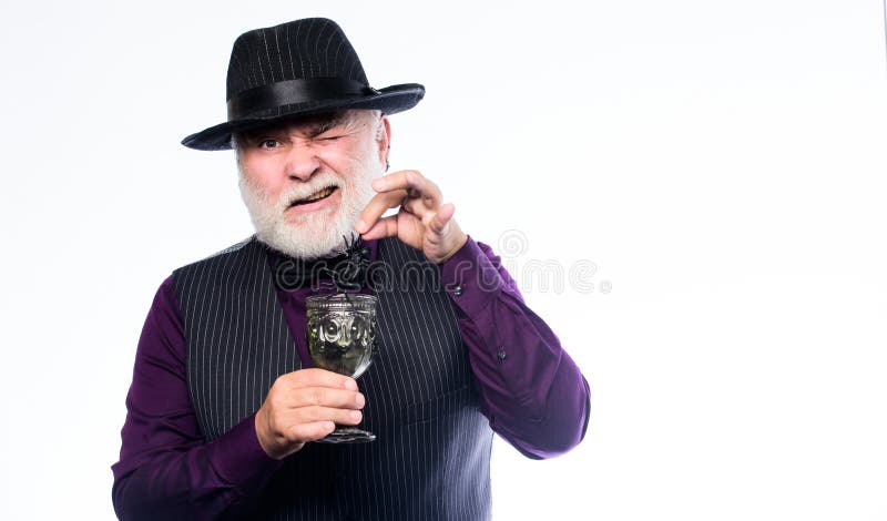 Ajoutez la recette de cocktail d'araignée Concept de Veille de la toussaint Boisson répugnante de Halloween Le chapeau et le gile photographie stock Ajoutez la recette de cocktail d'araignée Concept de Veille de la toussaint Boisson répugnante de Halloween Le chapeau et le gile photographie stock