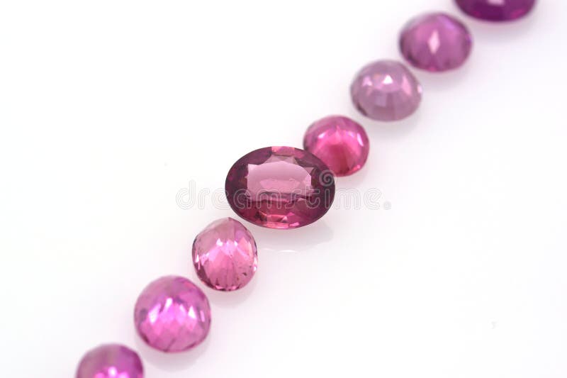Ajuste das turmalinas lustradas vermelhas e cor-de-rosa bonitas em um fundo neutro Joia e gemas preciosas fotografia de stock royalty free Ajuste das turmalinas lustradas vermelhas e cor-de-rosa bonitas em um fundo neutro Joia e gemas preciosas fotografia de stock royalty free