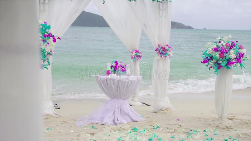 Ajuste de la boda del detalle en la playa privada