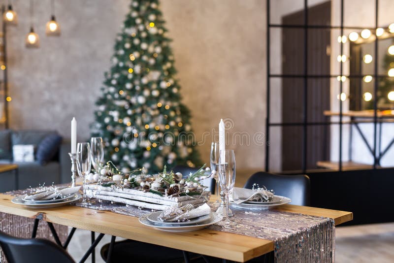 Ajuste de la tabla con las decoraciones del día de fiesta Preparación para la cena de la Navidad fotos de archivo libres de regalías Ajuste de la tabla con las decoraciones del día de fiesta Preparación para la cena de la Navidad fotos de archivo libres de regalías