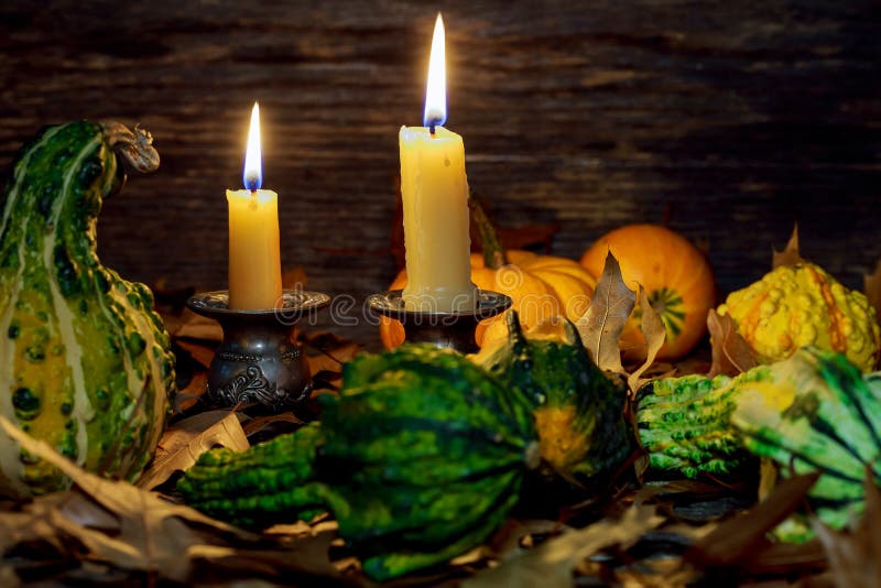 Ajuste de la tabla del otoño con las calabazas y las velas, decoración casera de la caída para festivo fotografía de archivo libre de regalías Ajuste de la tabla del otoño con las calabazas y las velas, decoración casera de la caída para festivo fotografía de archivo libre de regalías