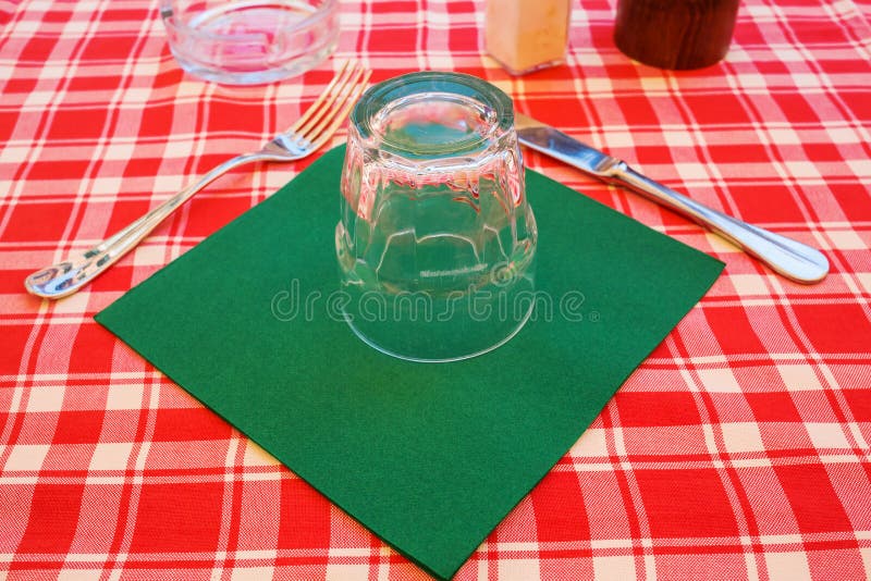 Ajuste de lugar em uma tabela de um restaurante italiano da rua foto de stock Ajuste de lugar em uma tabela de um restaurante italiano da rua foto de stock