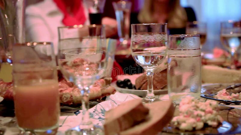 Ajuste de lujo de la tabla de banquete en el restaurante