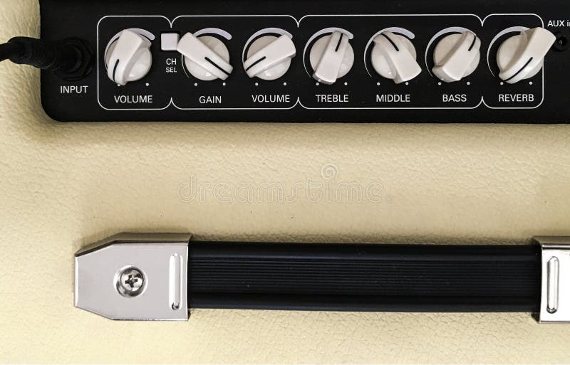 Ajuste de mano amplificador combinado para guitarra con guitarra eléctrica en el fondo negro. profundidad superficial del cierre d imágenes de archivo libres de regalías