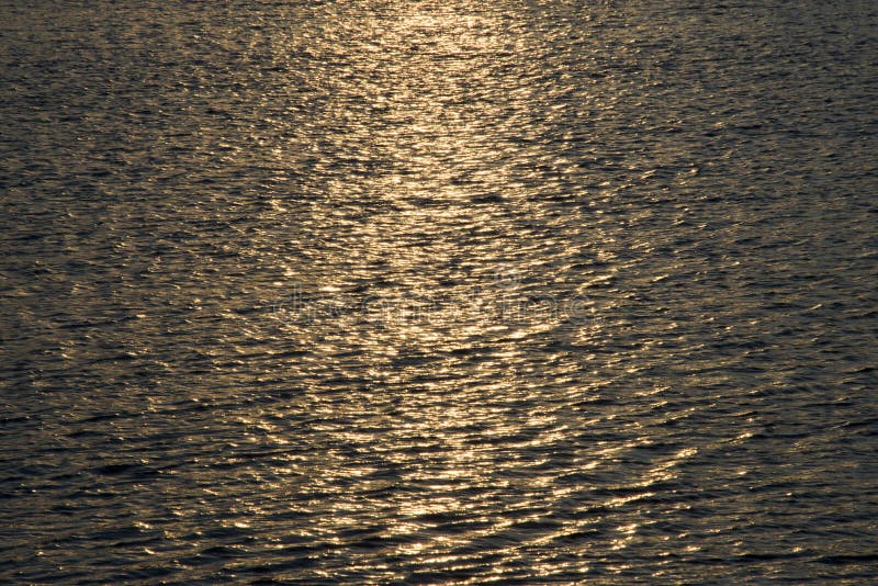 Ajuste de Sun na água ondulada fotos de stock Ajuste de Sun na água ondulada fotos de stock