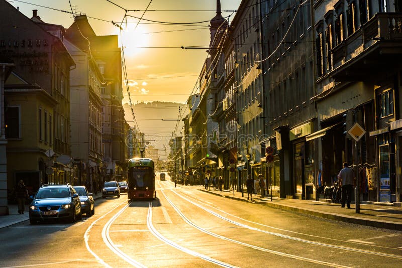 Ajuste do sol da rua da cidade de Graz imagem de stock Ajuste do sol da rua da cidade de Graz imagem de stock