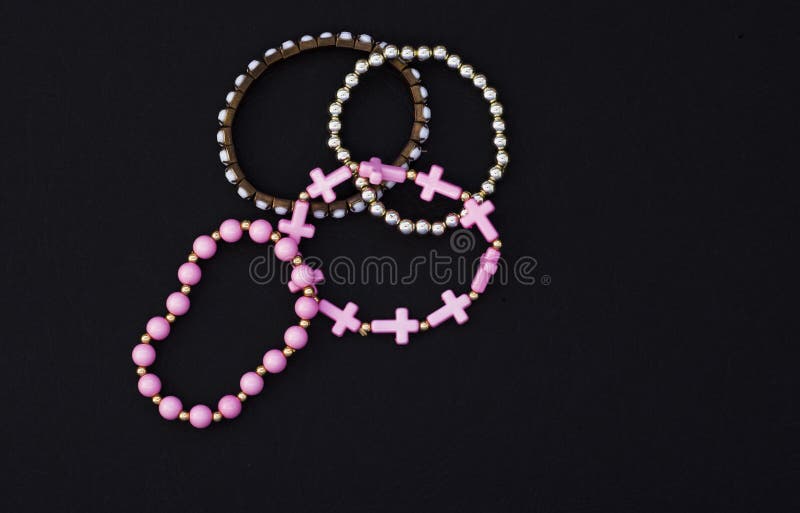 Ajuste dos braceletes bonitos das mulheres no fundo preto com espaço da cópia imagens de stock Ajuste dos braceletes bonitos das mulheres no fundo preto com espaço da cópia imagens de stock