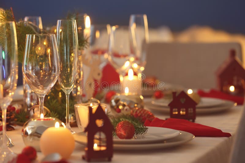 Ajuste elegante de la tabla con las velas y las decoraciones ardientes de la Navidad foto de archivo Ajuste elegante de la tabla con las velas y las decoraciones ardientes de la Navidad foto de archivo