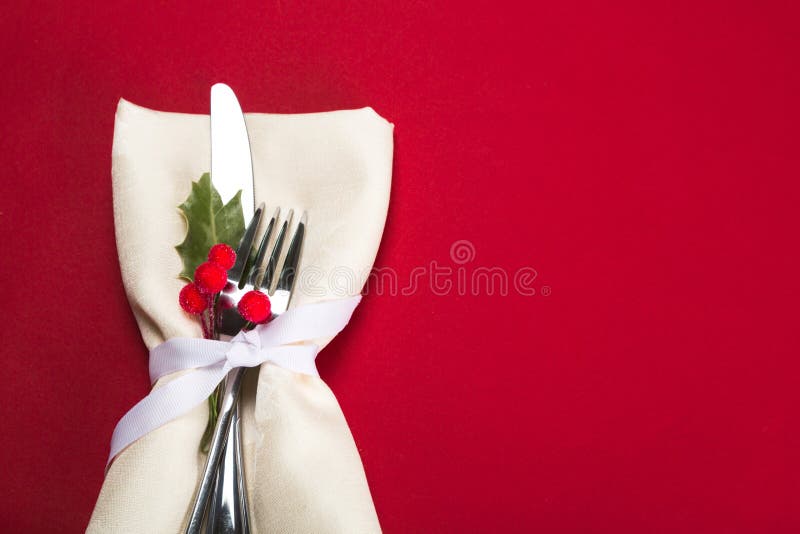 Ajuste festivo da tabela com cutelaria de prata imagem de stock royalty free Ajuste festivo da tabela com cutelaria de prata imagem de stock royalty free