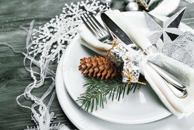 Ajuste festivo de la tabla con el cono para la Navidad imagenes de archivo Ajuste festivo de la tabla con el cono para la Navidad imagenes de archivo