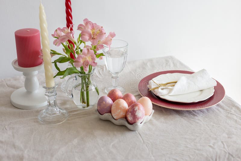 Ajuste festivo de la tabla de la primavera de Pascua con las flores imagen de archivo libre de regalías Ajuste festivo de la tabla de la primavera de Pascua con las flores imagen de archivo libre de regalías