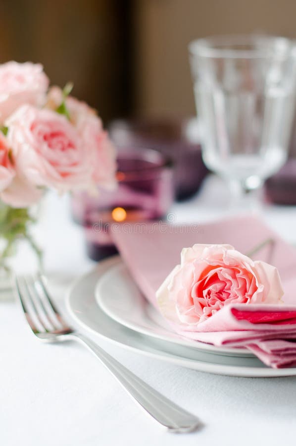Ajuste festivo hermoso de la tabla con las rosas imagen de archivo libre de regalías Ajuste festivo hermoso de la tabla con las rosas imagen de archivo libre de regalías