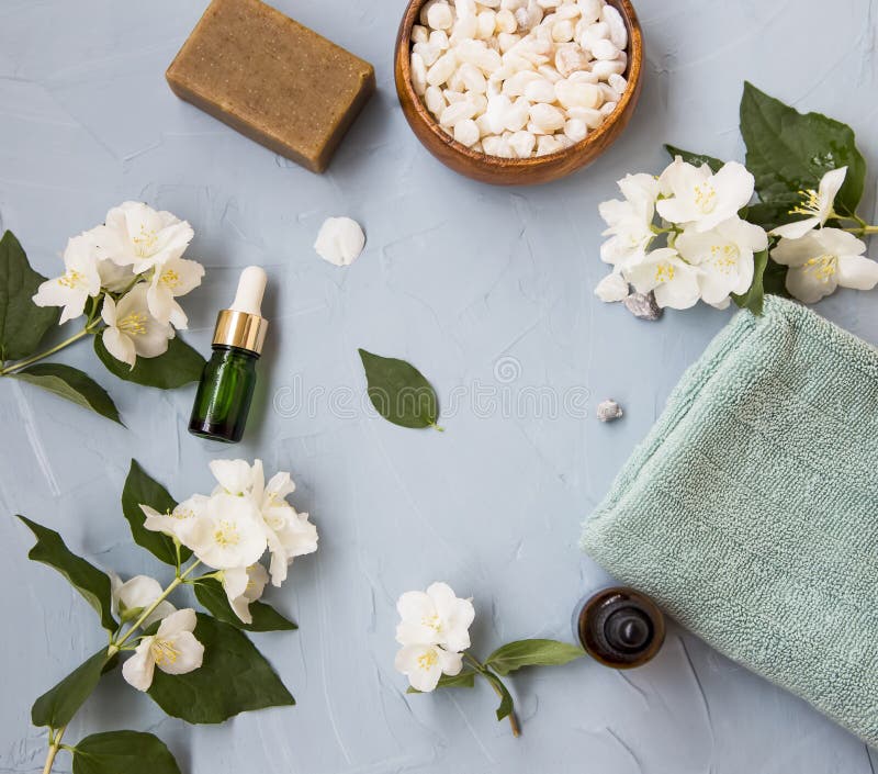 Ajuste flatlay del balneario y del skincare con aceite y flores de jazmín imagen de archivo Ajuste flatlay del balneario y del skincare con aceite y flores de jazmín imagen de archivo