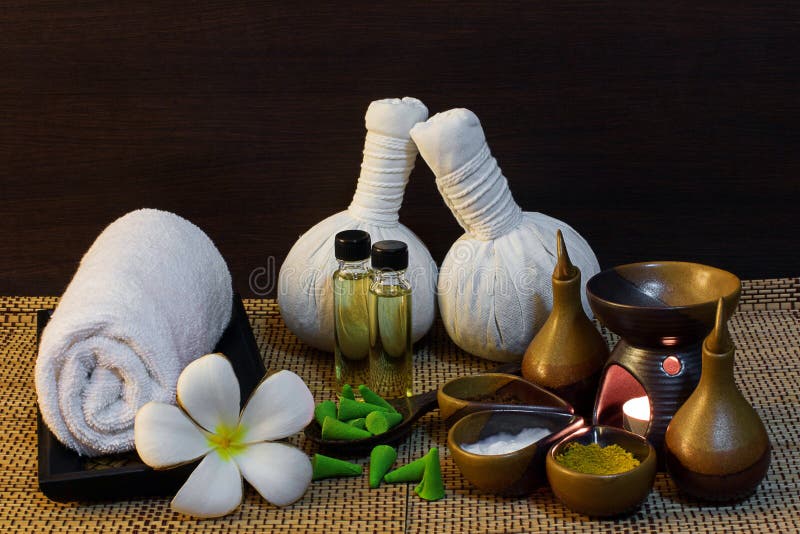 Ajuste tailandês da massagem dos termas na luz de vela fotos de stock Ajuste tailandês da massagem dos termas na luz de vela fotos de stock