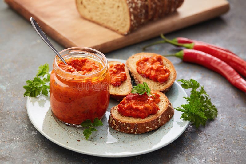 Ajvar-Pfefferkremeis In Einem Glas Und Auf Scheiben Brot Stockbild ...