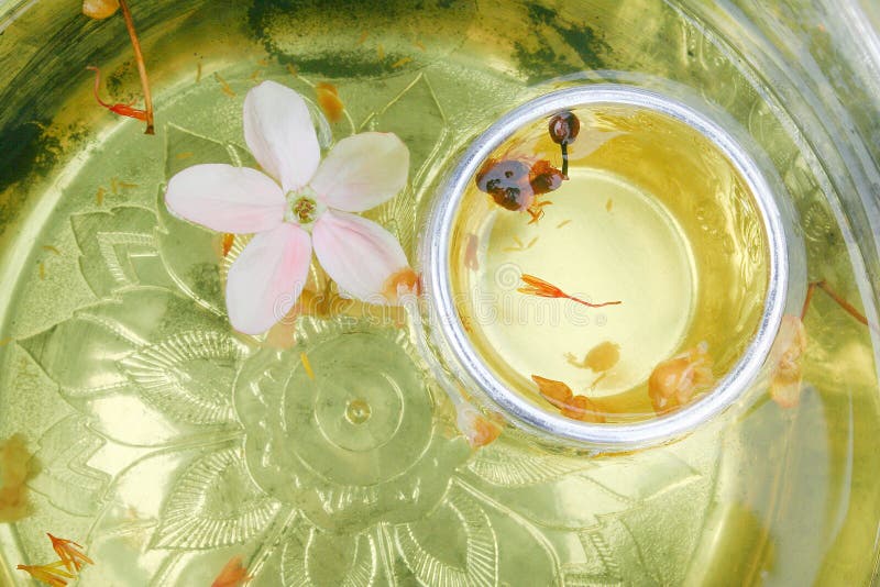 Akaciaconcinnaen eller somen poi i silverbunke med vatten och rosa bruk för bästa sikt för blomma i den Songkran festivalen, stri royaltyfria foton Akaciaconcinnaen eller somen poi i silverbunke med vatten och rosa bruk för bästa sikt för blomma i den Songkran festivalen, stri royaltyfria foton